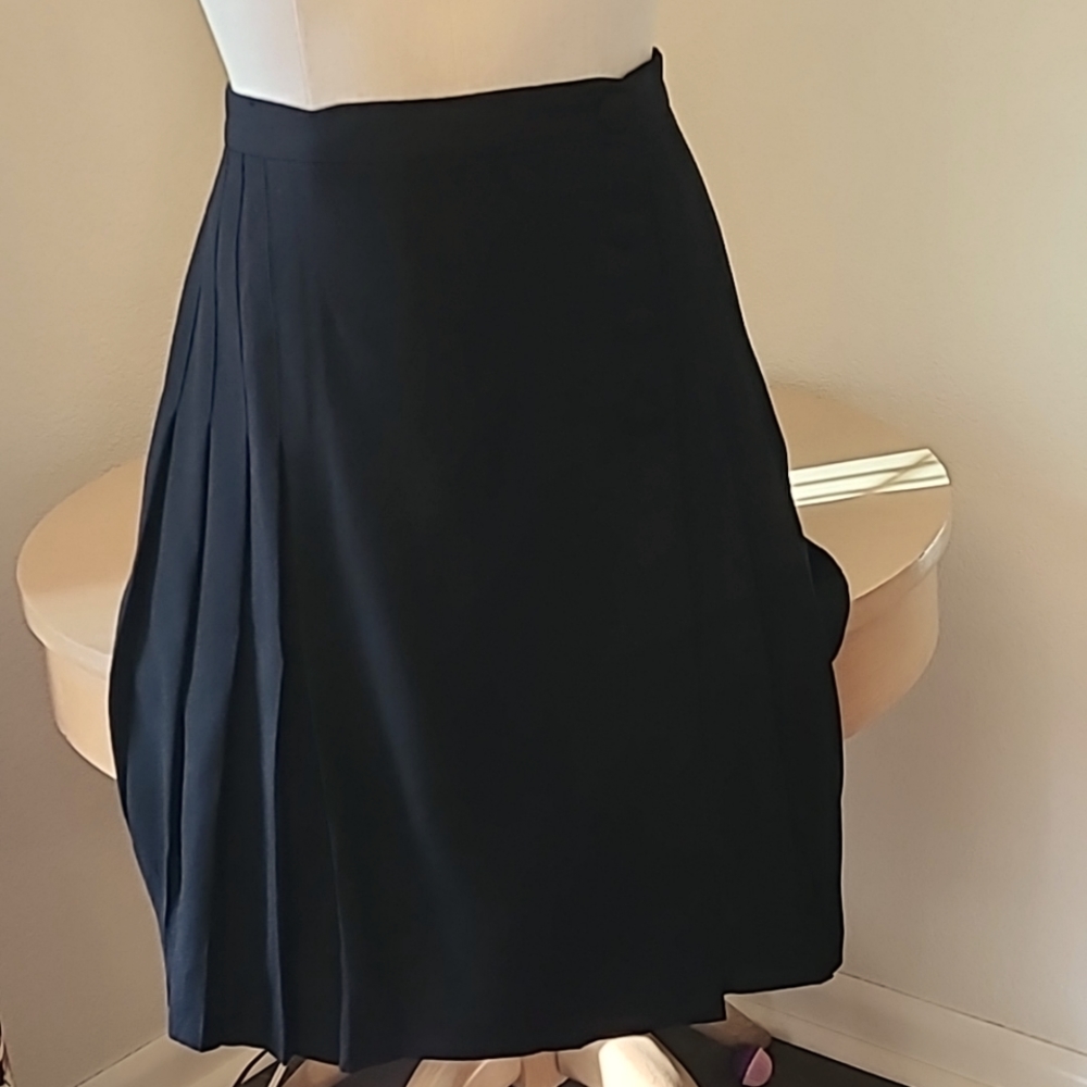 Talbots size 6 wool pleated skirt in black